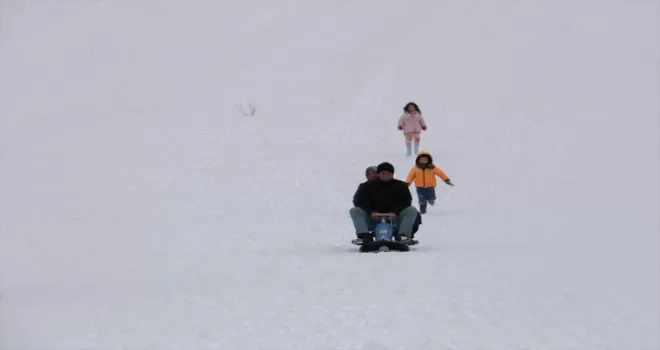 Ilgaz Dağı'na gelenler kar yetersizliği nedeniyle sadece kızakla kayabildi