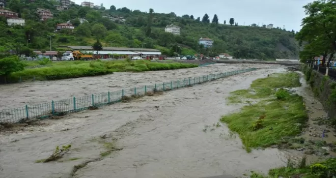 İnebolu-Kastamonu kara yolunda sel nedeniyle çökme meydana geldi