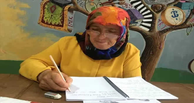 İşlerini halletmekte zorlandığı için 62'sinde okuma yazma öğreniyor