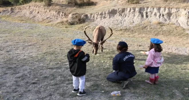 Jandarma lösemiyi yenen çocukların yüzünü güldürdü