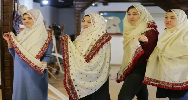Kadınların dokuduğu "tokalı örtme" geleceğe taşınıyor