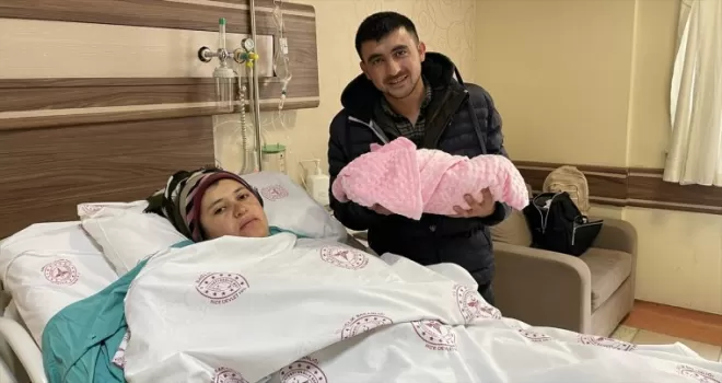 Kahramanmaraşlı depremzede kadın, bebeğini Rize’de dünyaya getirdi