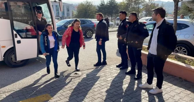 Karabük merkezli uyuşturucu operasyonunda gözaltına alınan 19 zanlı adliyede