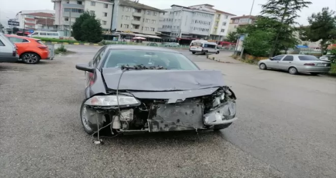 Karabük’te 4 kişinin yaralandığı trafik kazası güvenlik kamerasında
