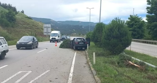 Karabük’te ağaca çarpan otomobilin sürücüsü yaralandı