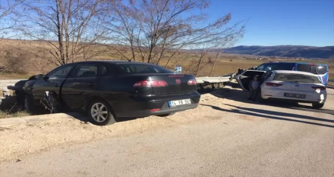 Karabük'te bariyere çarpan otomobildeki kadın yaralandı