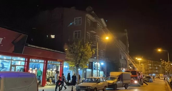 Karabük'te bir apartmanın çatısında çıkan yangın söndürüldü