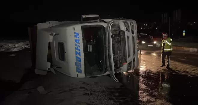 Karabük'te cam madeni yüklü tır devrildi