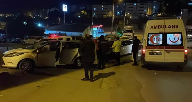Karabük'te çarpışan iki otomobilde hasar oluştu