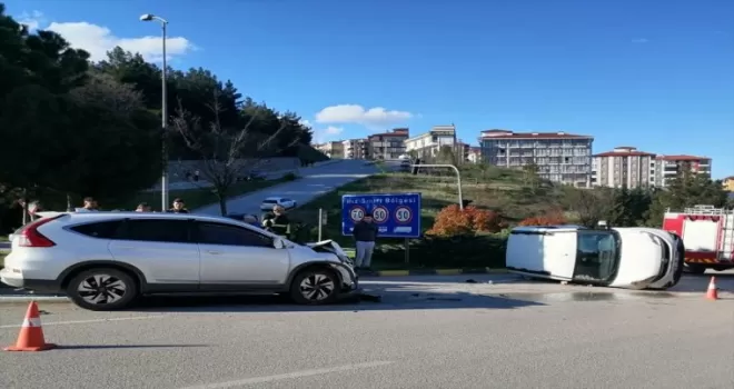 Karabük’te ciple çarpışarak devrilen hafif ticari araçtaki 2 kişi yaralandı