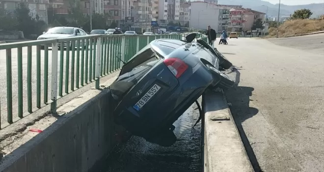 Karabük’te demir korkuluklara çarpan otomobilin sürücüsü yaralandı