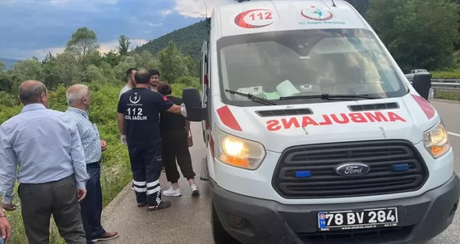 Karabük’te devrilen otomobildeki 3 kişi yaralandı