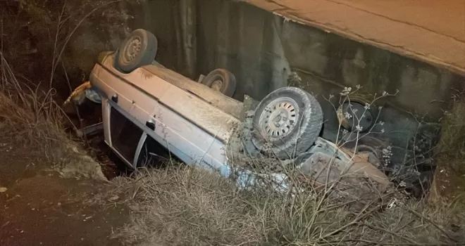Karabük'te devrilen otomobildeki kadın yaralandı