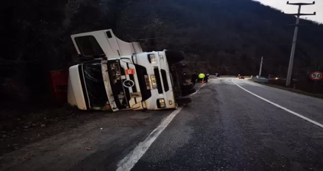 Karabük'te devrilen talaş yüklü tırın sürücüsü yaralandı
