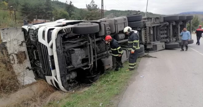 Karabük’te devrilen tırın şoförü kazayı yara almadan atlattı