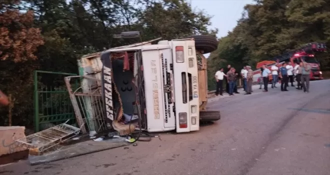 Karabük’te devrilen tomruk yüklü kamyonun sürücüsü yaralandı