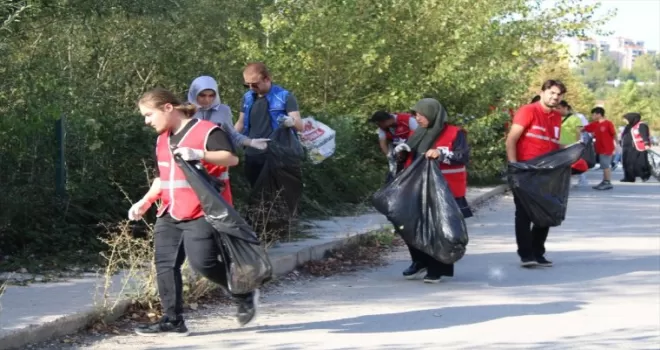 Karabük'te gönüllüler çevre temizliğine dikkati çekmek için çöp topladı