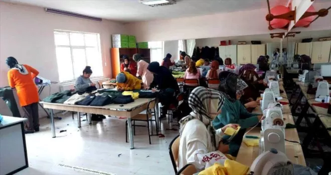 Karabük’te gönüllüler depremzedeler için kıyafet dikiyor
