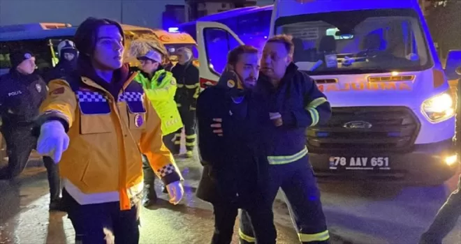 Karabük'te halk otobüsü ile minibüsün çarpıştığı kazada 10 kişi yaralandı