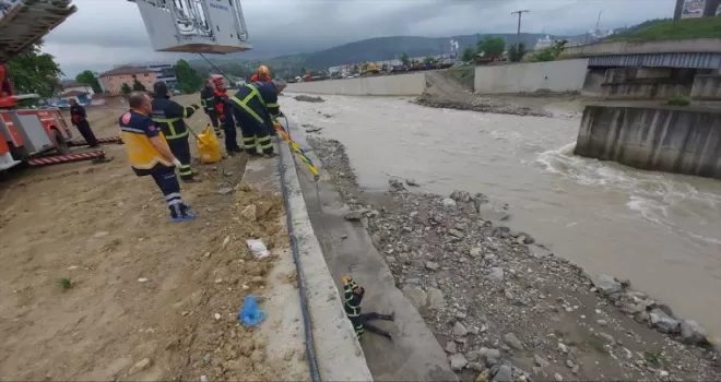 Karabük’te istinat duvarından düşen genç hastaneye kaldırıldı