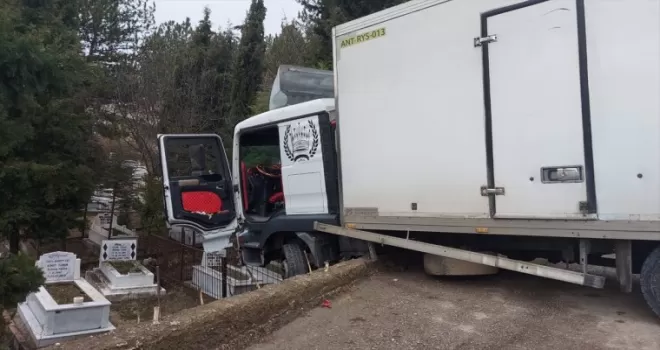 Karabük'te kamyon mezarlık duvarında asılı kaldı