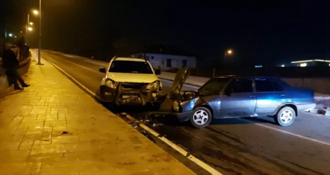 Karabük'te kamyonetle çarpışan otomobildeki 3 kişi yaralandı