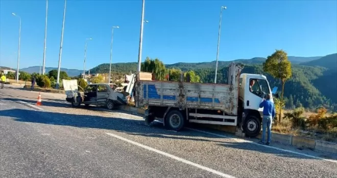 Karabük'te kamyonetle otomobilin çarpıştığı kazada 3 kişi yaralandı
