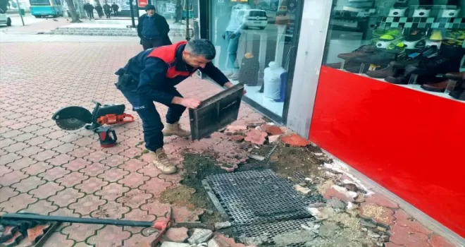 Karabük'te mazgal boşluğuna düşen yavru kedi kurtarıldı