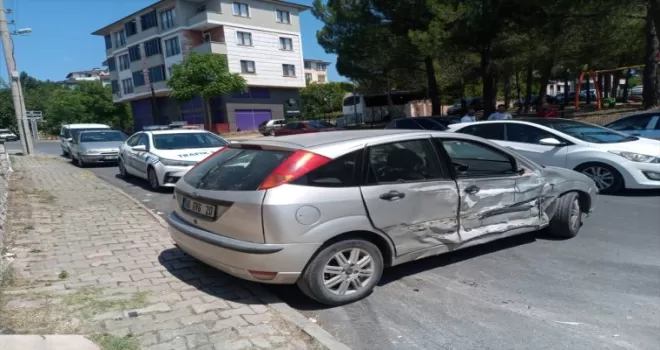 Karabük’te minibüs ve otomobil çarpıştı, 4 kişi yaralandı