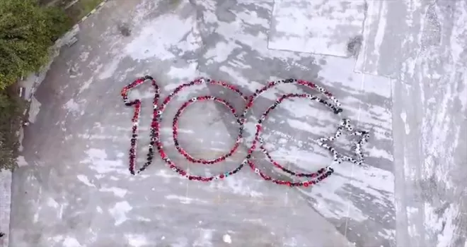 Karabük’te öğrenciler “100. yıl“ koreografisi oluşturdu