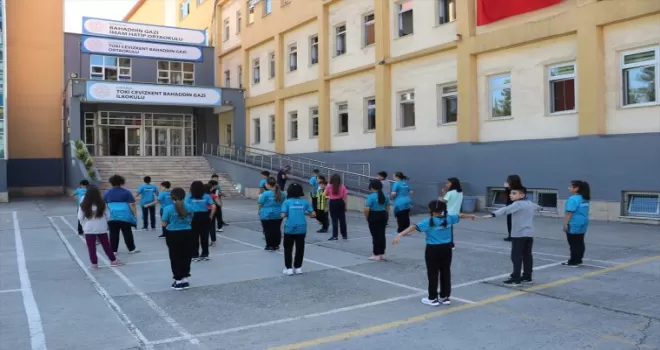 Karabük’te öğrenciler geleneksel çocuk oyunlarını oynayıp derse giriyor