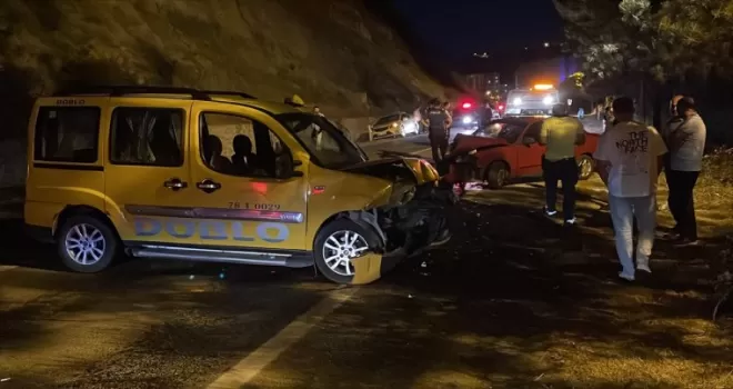 Karabük’te otomobil ile ticari taksi çarpıştı, 3 kişi yaralandı