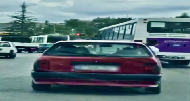 Karabük'te otomobilin camından sarkan çocuğun tehlikeli yolculuğu kamerada