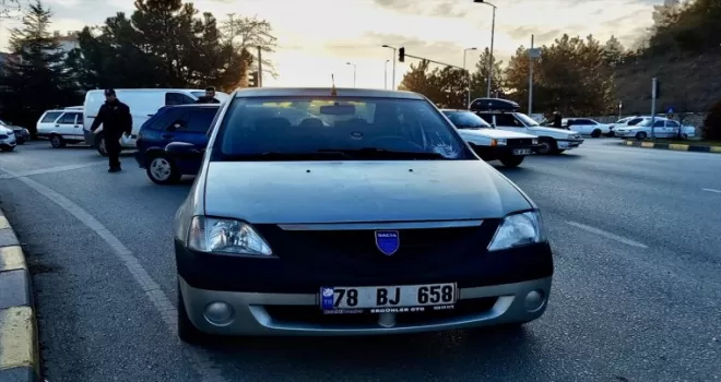 Karabük'te otomobilin çarptığı genç yaralandı