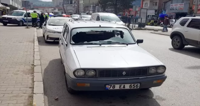 Karabük’te otomobilin yayaya çarpma anı kamerada