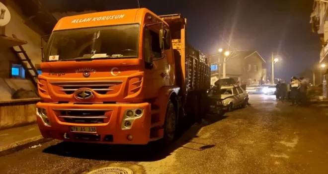 Karabük'te park halindeki kamyona çarpan otomobildeki 2 kişi yaralandı