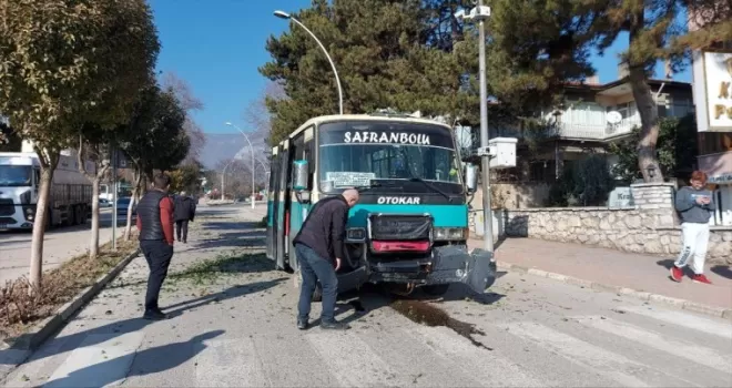 Karabük'te refüjdeki ağaçlara çarpan dolmuştaki yolcu yaralandı
