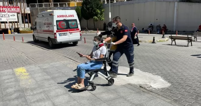 Karabük'te refüje çarpan otomobildeki 2 kişi yaralandı