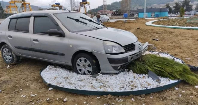 Karabük’te refüje çıkan otomobildeki 2 kişi yaralandı