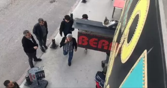 Karabük'te reklam tabelası üzerinde mahsur kalan kedi kurtarıldı