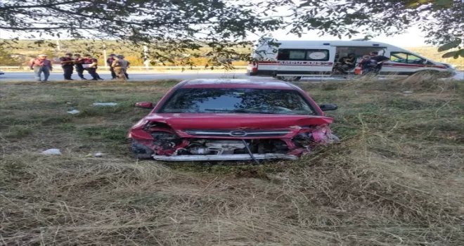 Karabük’te şarampole devrilen otomobildeki 2 kişi yaralandı