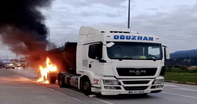 Karabük’te seyir halindeki tır alev aldı