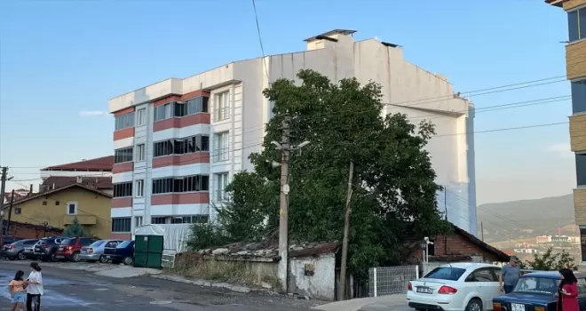 Karabük’te şiddetli rüzgar 5 katlı binanın çatısını uçurdu