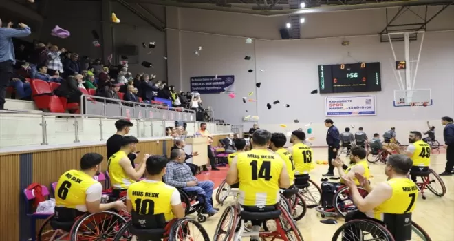 Karabük’te taraftarlar depremzede çocuklar için parkeye oyuncak attı