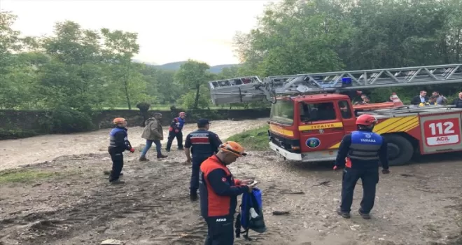 Karabük’te taşkın nedeniyle bahçede mahsur kalan 5 kişiyi itfaiye kurtardı