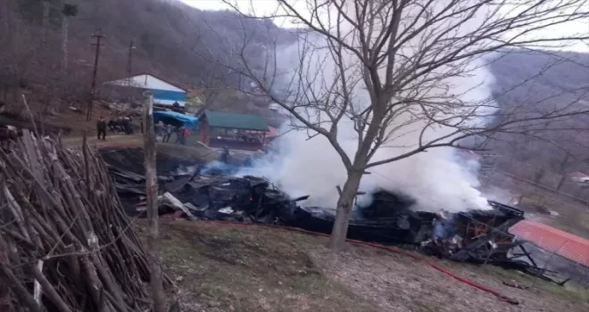 Karabük’te tek katlı ahşap ev yandı
