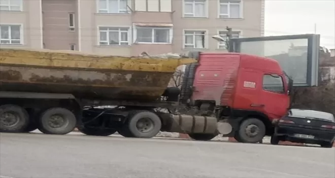 Karabük'te tır ile çarpışan otomobildeki 2 kişi yaralandı