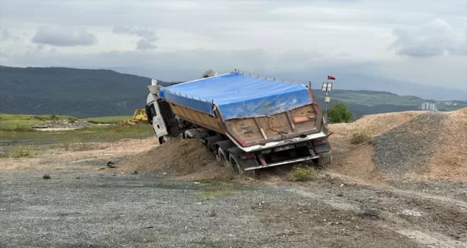 Karabük’te toprak yığınlarına çarpan tırın sürücüsü yaralandı