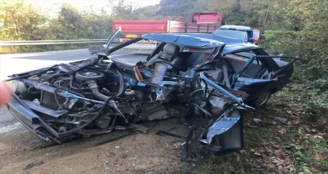 Karabük'te yola düşen tomruğa çarpan otomobilin sürücüsü yaralandı