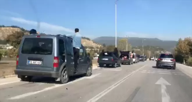Karabük'teki düğün konvoyunda araçlardaki tehlikeli yolculuk kameraya yansıdı